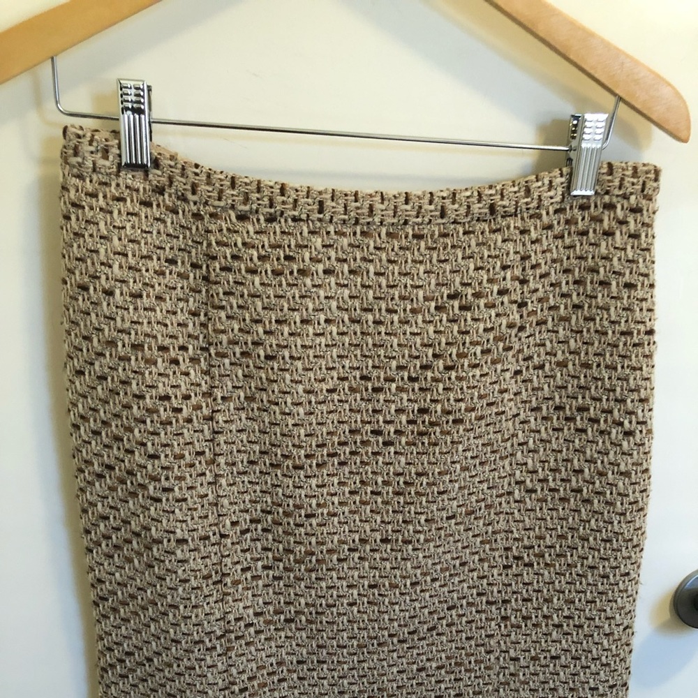 Ann Taylor LOFT size 4 textured fabric skirt.